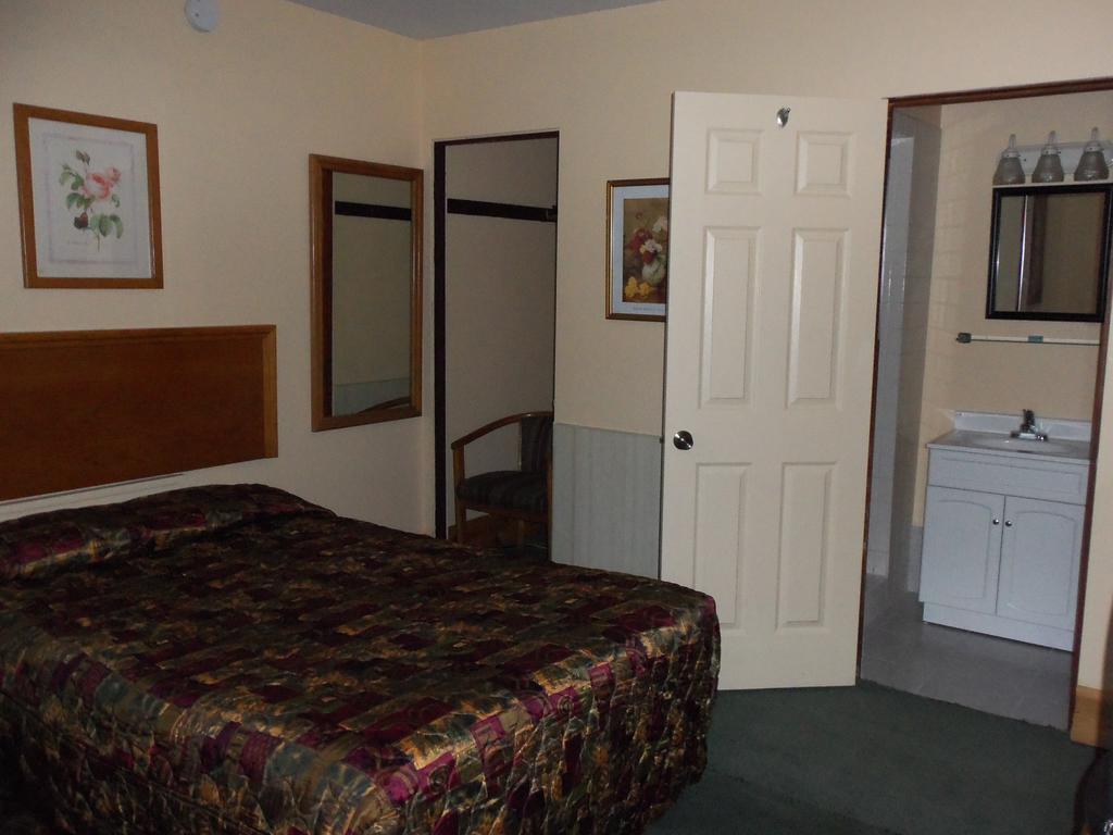 דובוק Glenview Motel מראה חיצוני תמונה